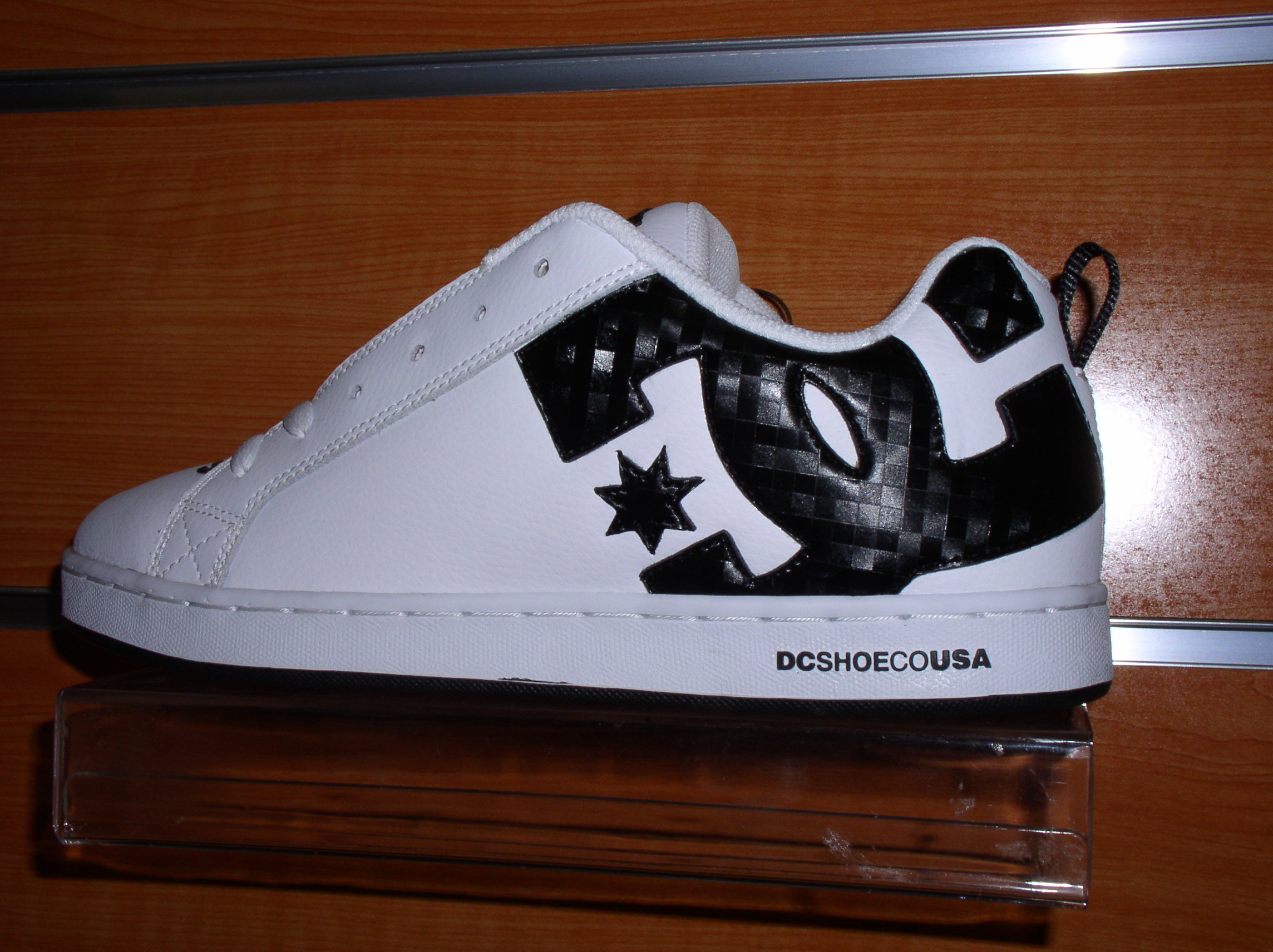 dc court graffic women, white-white-carbon, 5.5.jpg